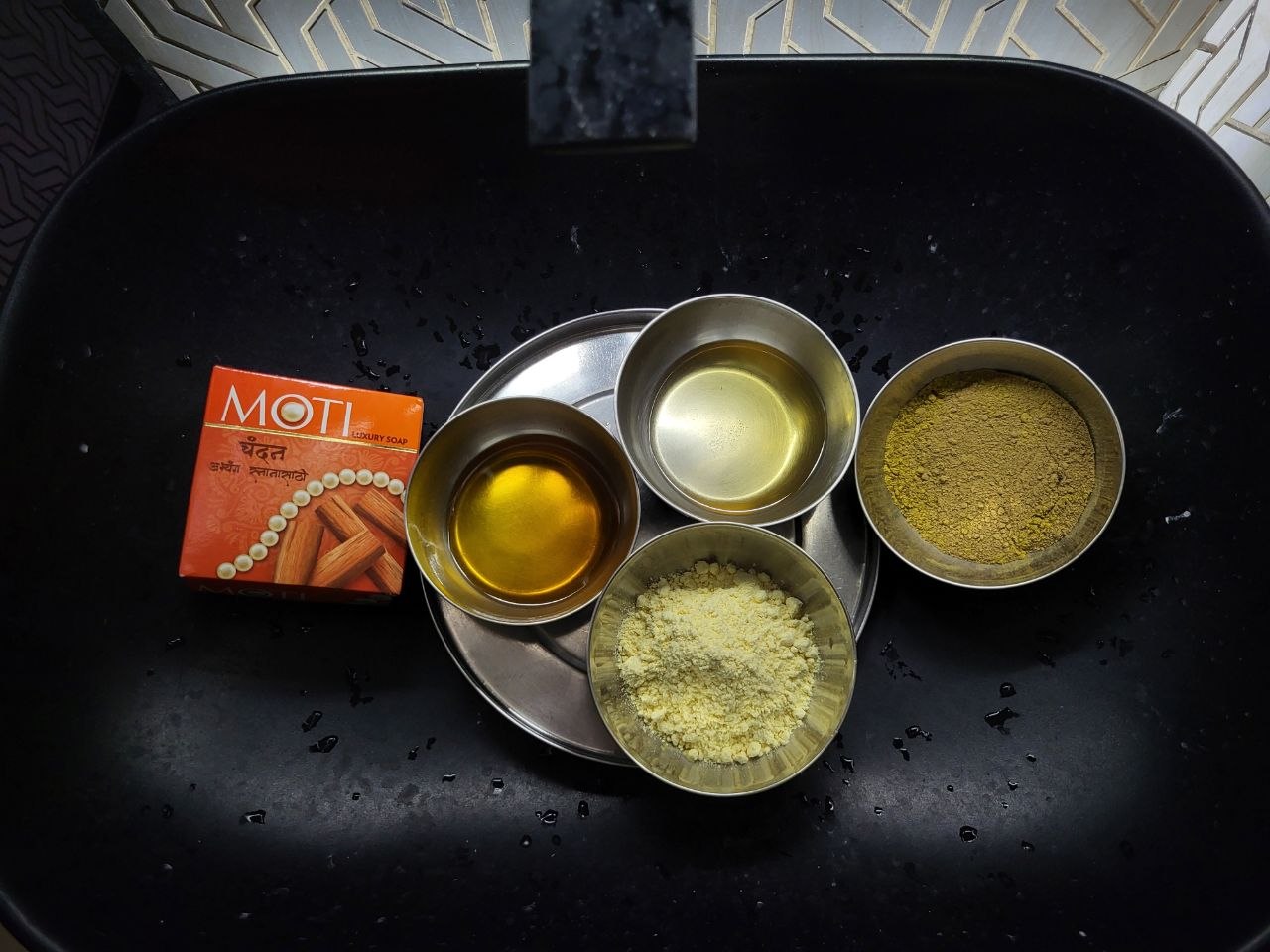 "अभ्यंगस्नान"